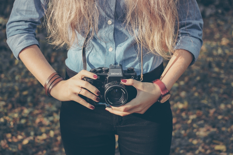 photographe-NICE-min_hand-person-girl-woman-camera-photography-614-pxhere.com